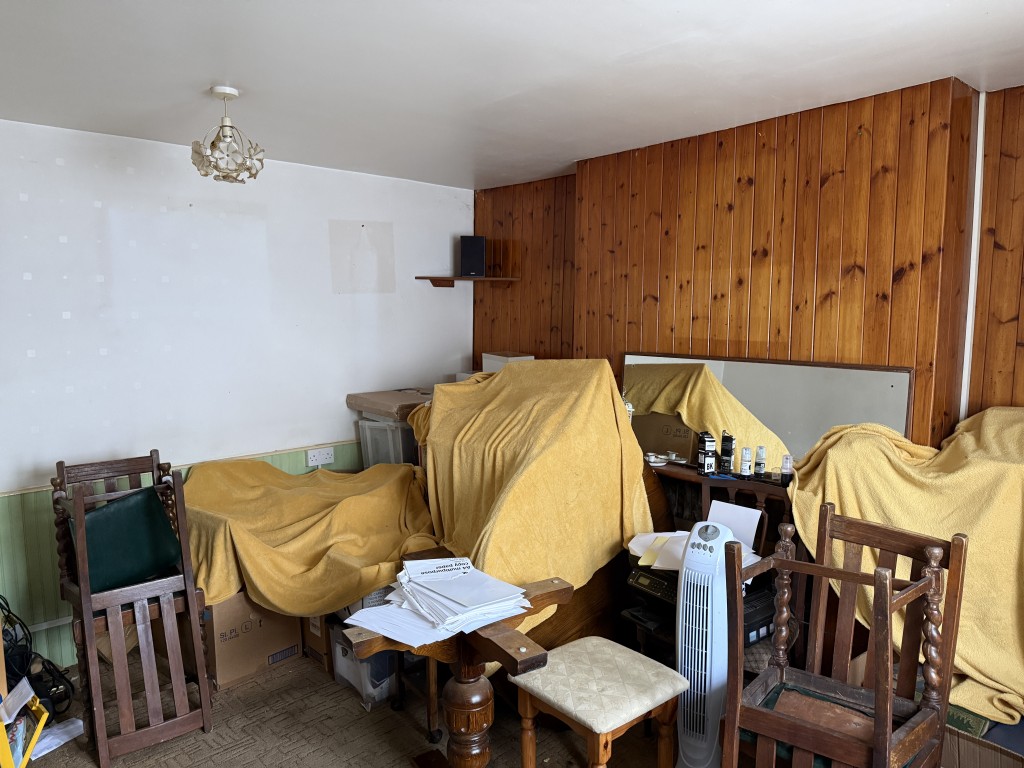 Lot: 58 - FREEHOLD DETACHED COTTAGE FOR INVESTMENT - Room adjacent to living room